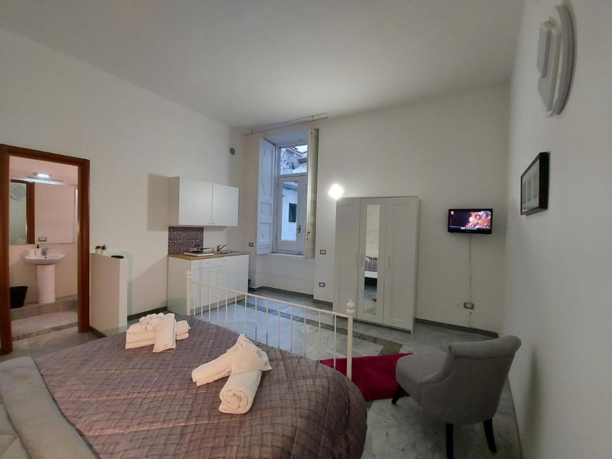 Le Ginestre In Centro Bed & Breakfast Salerno Exterior photo