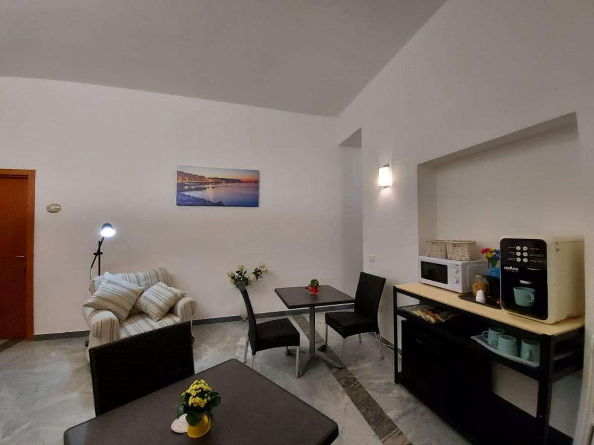 Le Ginestre In Centro Bed & Breakfast Salerno Exterior photo